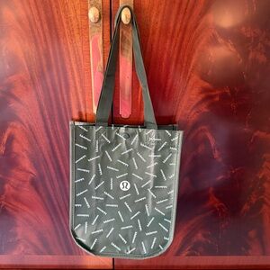 New Lululemon Small Reusable Market Shopper Tote – Rainforest Green Logo Print